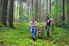 Roman und Andi stehen mit ihrem Brennkessel in einem Moosbedeckten Wald