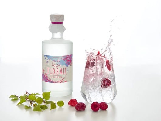 Der Fuxbau Distillers Cut angerichte als Gin Tonic, garniert mit Himbeeren und Birkenblätter