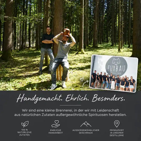 Team der Fuxbau Brennerei im Wald mit Hinweis auf handgemachte Spirituosen aus natürlichen Zutaten