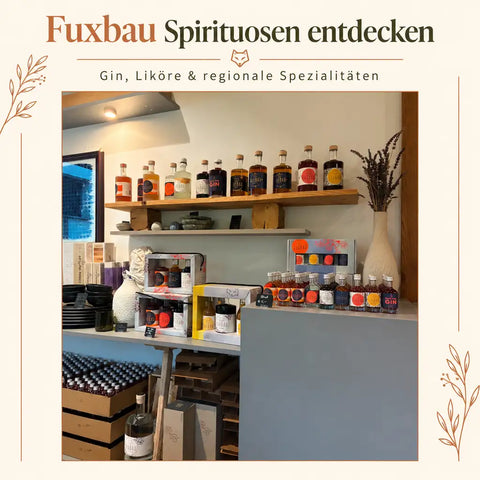 Auswahl handgemachter Fuxbau Spirituosen mit Gin, Likören und Geschenksets im Geschäft in Eugendorf bei Salzburg – Einblick in die Vielfalt der Destillerie.