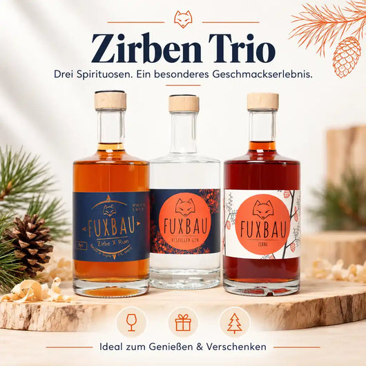 FUXBAU Zirben Trio mit drei Spirituosen: Zirbe X Rum, Distilled Gin und Zirbenlikör in hochwertigen Glasflaschen mit Holzverschluss – eine besondere Geschenkidee für Spirituosenliebhaber.