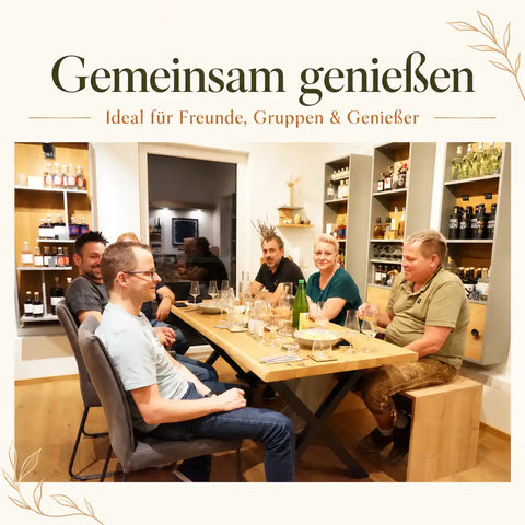 Gäste beim gemeinsamen Spirits Tasting von Fuxbau in Eugendorf bei Salzburg: gesellige Spirituosenverkostung mit Freunden an einem gedeckten Tisch.